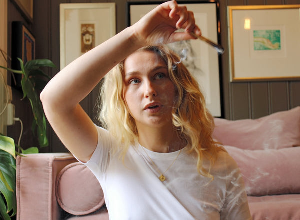 Thea (28) og Alma (23) har gjort spirituell coaching til et levebrød: – Det er altfor mye skepsis i samfunnet vårt