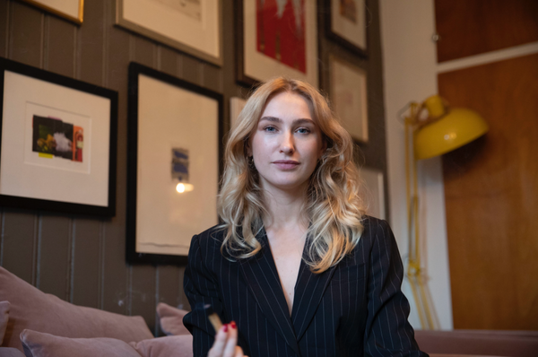 Alma (22) hevdar ho healar kundar gjennom kroppen si